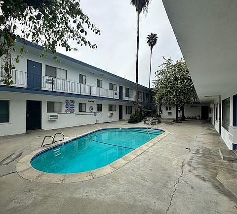 3rd image of 5547 Yarmouth Ave #2