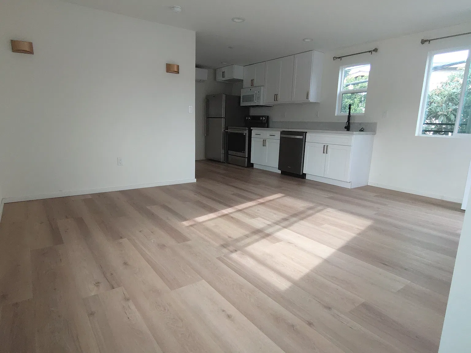 1 bed, 600 sqft, $2,100 — Photo 3