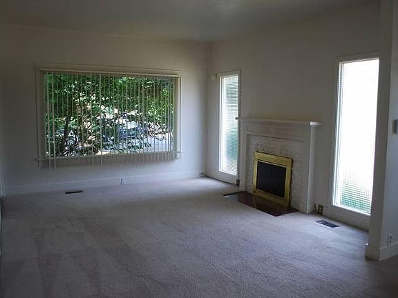 Living Rm/ Fireplace