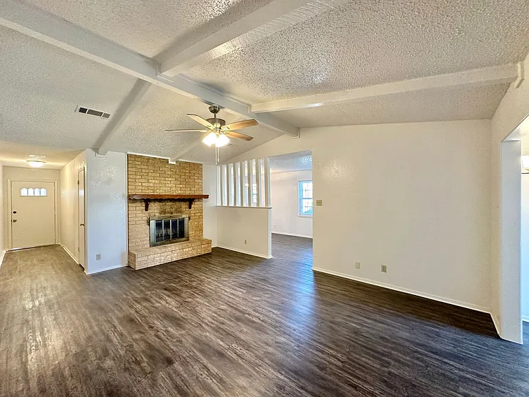 1501 Farhills Dr — Photo 4