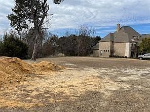 2nd image of 925 Belclaire Cir