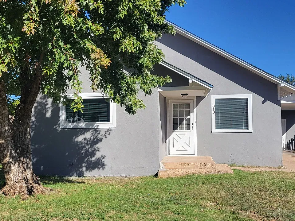 810 W Plaza Dr