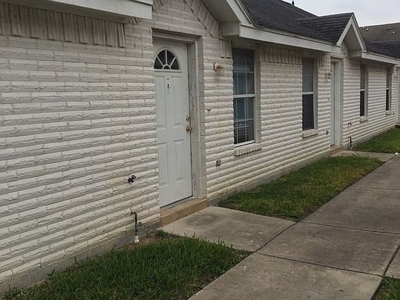 3rd image of 804 N Cross Ln