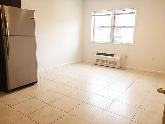 4th image of 3047 38th St APT 2R