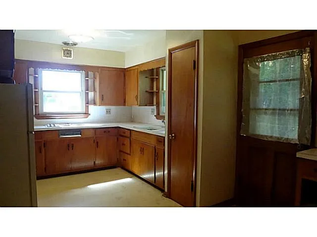 7180 Hall St photo 1