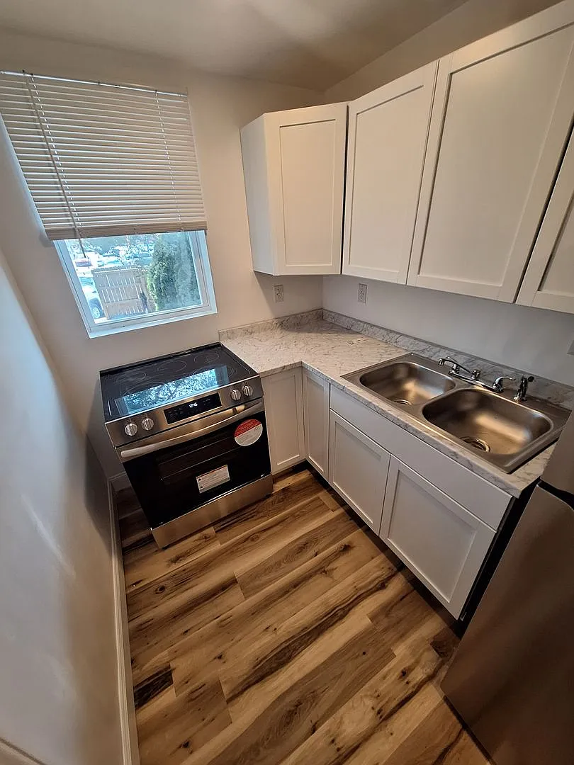 Newly Renovated One Bedroom House, Downtown Location — Photo 2