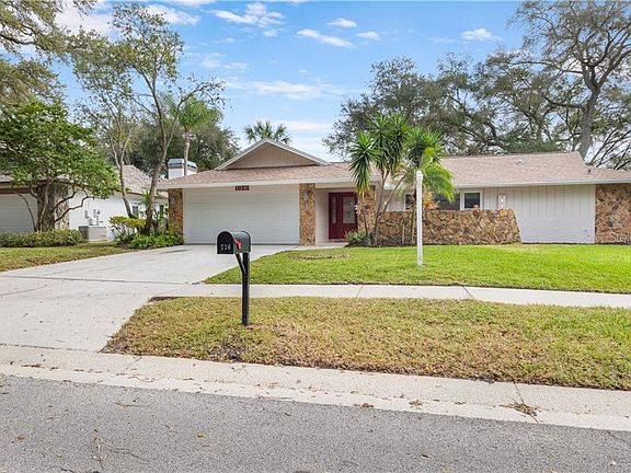 4th image of 136 Mayfair Cir W
