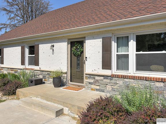 2nd image of 211 Bellevue Blvd N