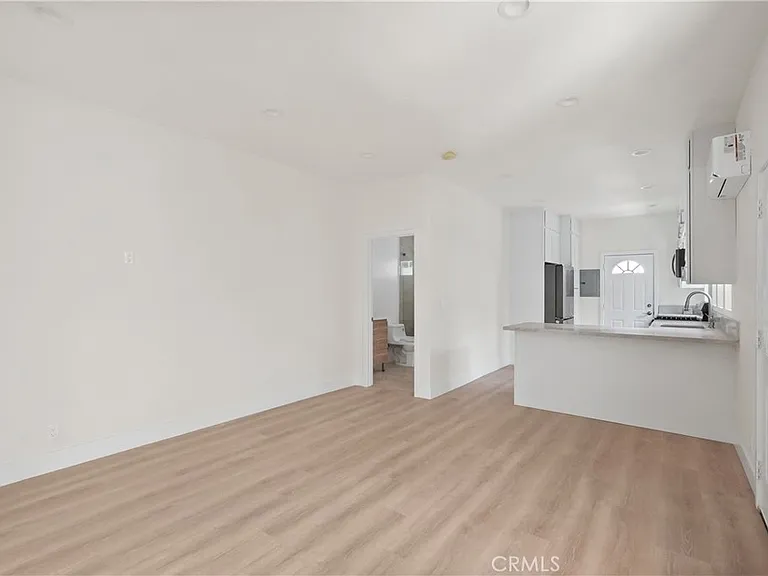 1530 N Mariposa Ave — Photo 3