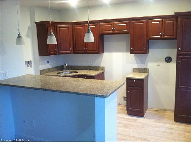2nd image of 555 Winchester Ave