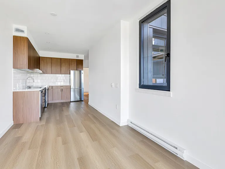 3455 Hastings St E — Photo 57