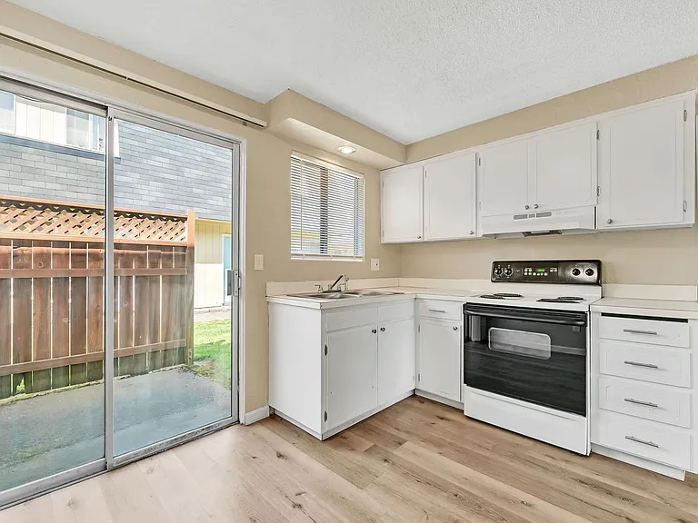 Villa Chateau Apartments — Photo 24