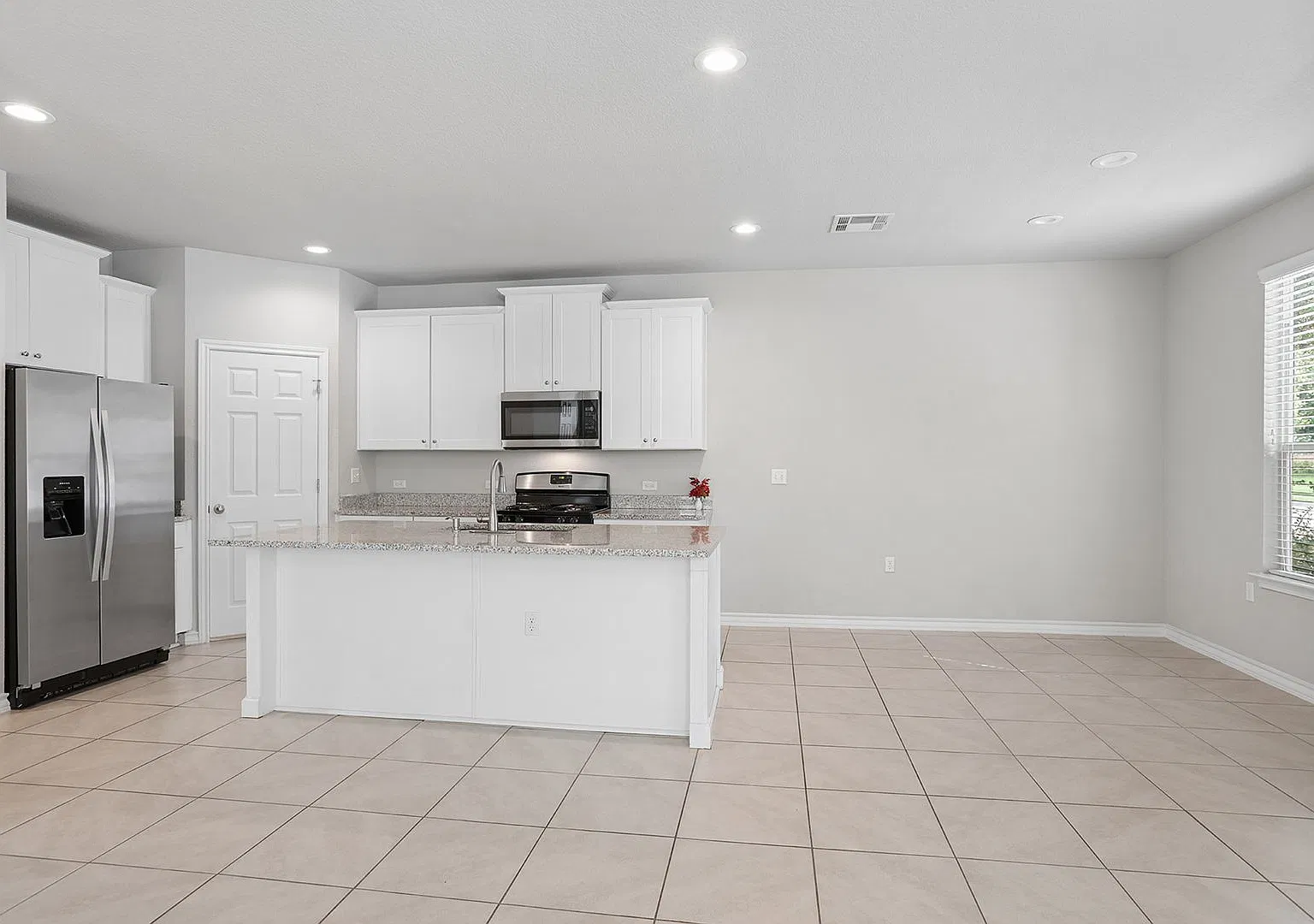 Modern Austin Living Near Tesla, the Airport, and Downtown Convenience — Photo 3