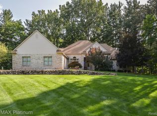 8386 Ironwood Dr, Pinckney, MI 48169