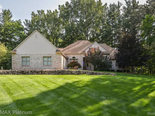 8386 Ironwood Dr, Pinckney, MI 48169