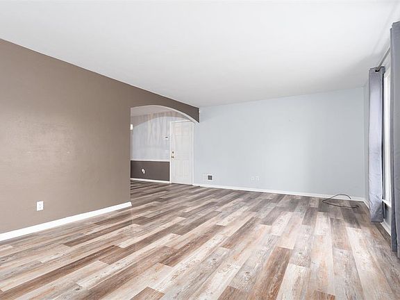 4th image of 2321 Pin Oak Dr