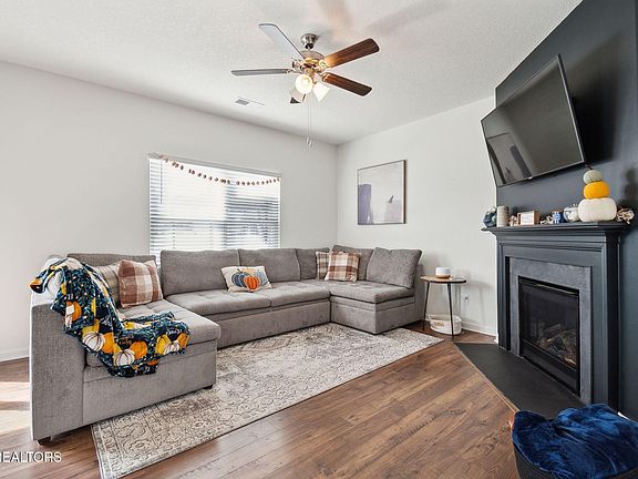 3rd image of 105 Franklin Village Trce