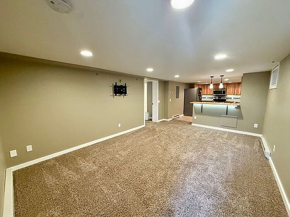 4th image of 404 E Oak St Unit B