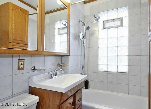 5th image of 4422 N Cicero Ave
