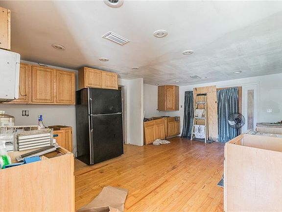 4th image of 6913 N Glen Ave