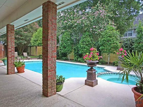 2nd image of 3615 Oak Leaf Cir