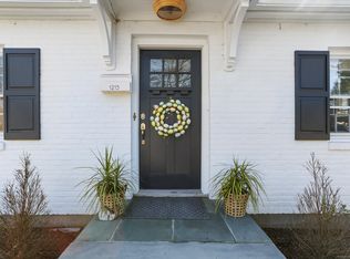 1215 Unquowa Rd W, Fairfield, CT 06824