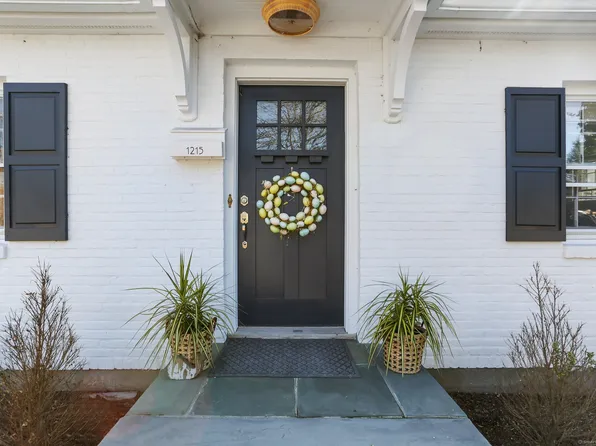 1215 Unquowa Road West, Fairfield, CT 06824