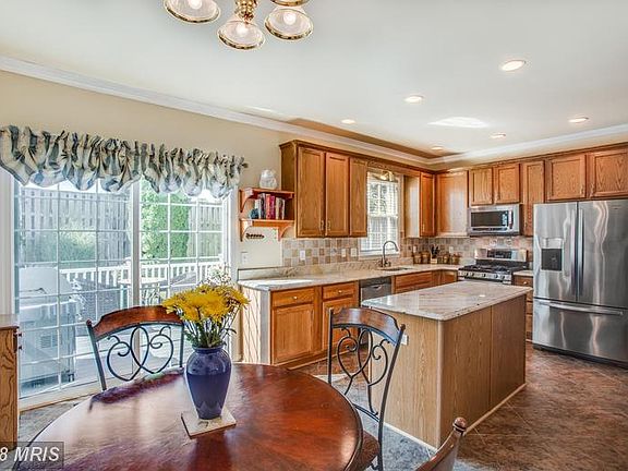 5th image of 15 Pin Oak Ct