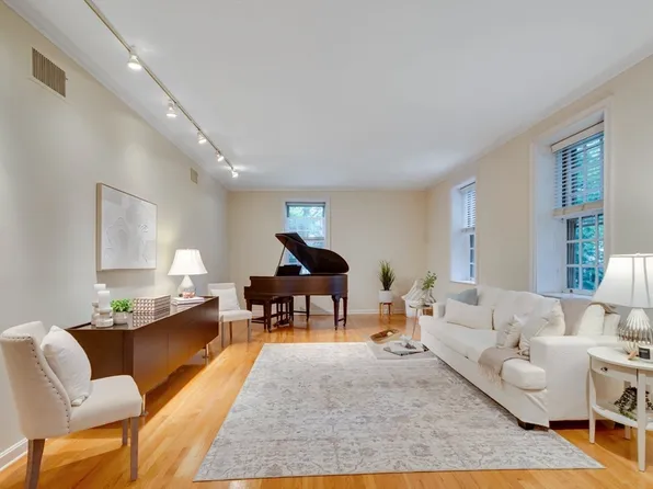 30 Cumberland Ave #3W, Brookline, MA 02445