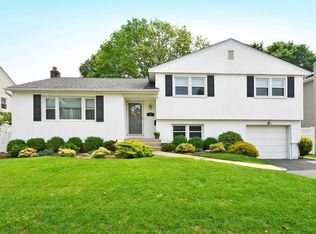 30 Burton Ave, Plainview, NY 11803