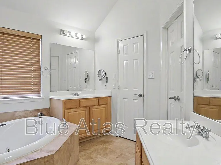 4905 Canberra Ln — Photo 9