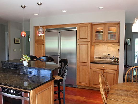 4th image of 1088 Breckenridge Ave