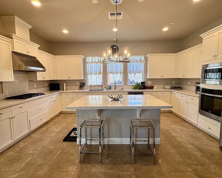 2971 Bluffs Dr — Photo 5