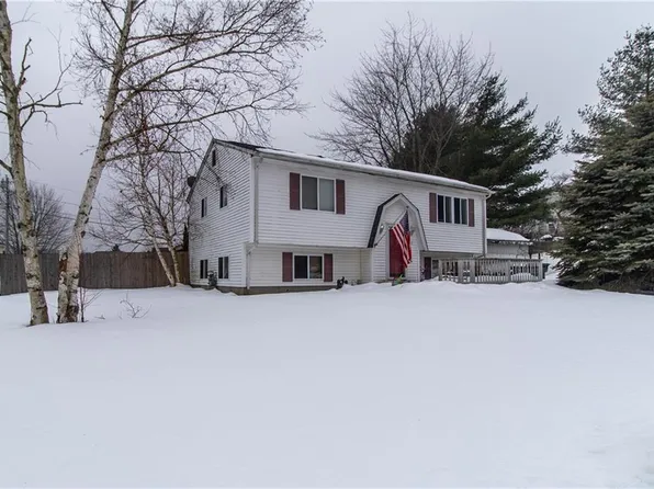 2 Kings Forest Ln, West Warwick, RI 02893
