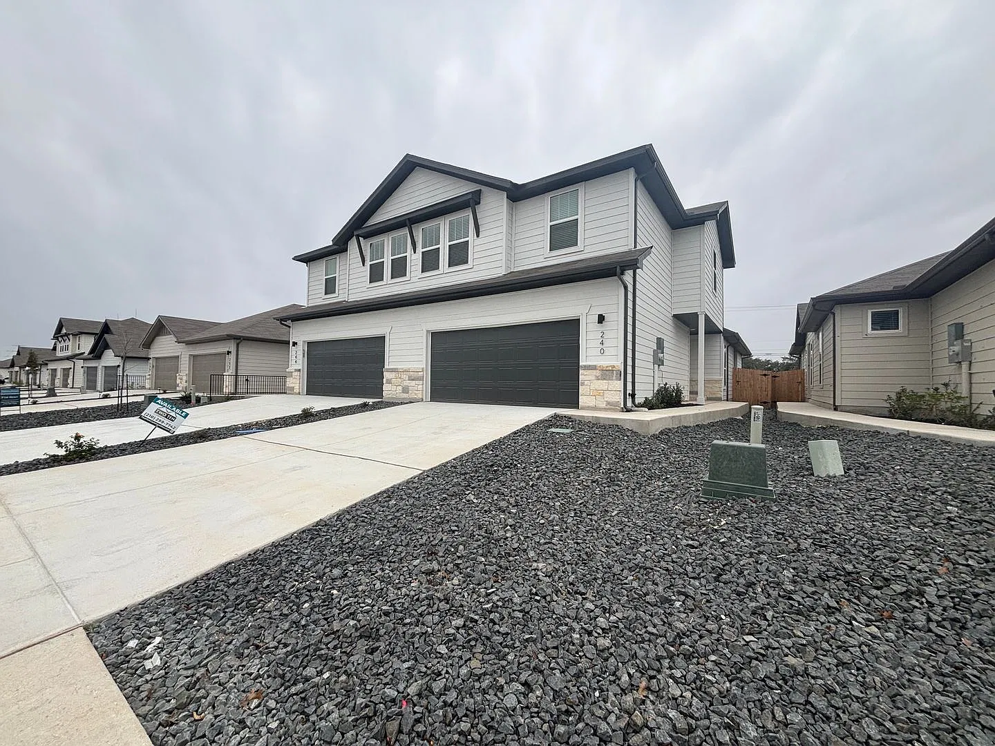4 Bedrooms, Private Backyard & Downstairs Primary Suite ...Look No Further...Amanda Park Is It $1... — Photo 3