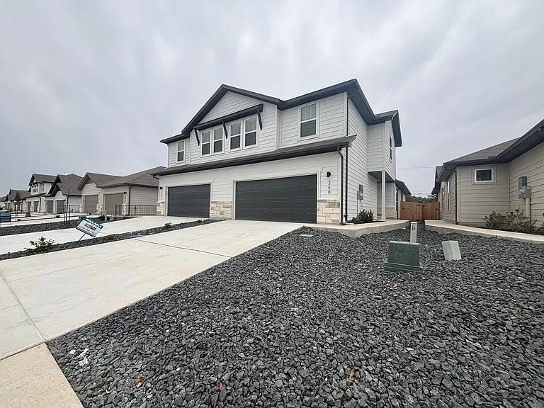 240 Nespral Dr — Photo 3