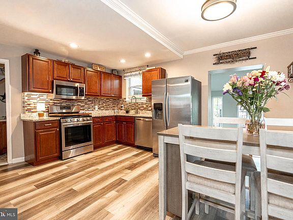 5th image of 220 Pinewood Rd