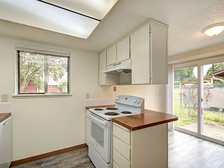10509-10523 NE 10th St — Photo 8