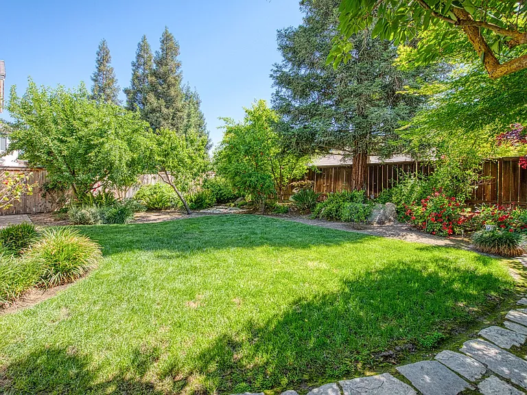 10234 N Rowell Ave — Photo 26