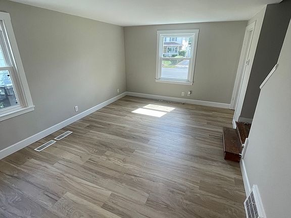 4th image of 139 Mayville Ave #1