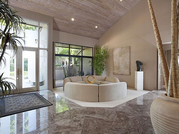 3rd image of 40 Bay Colony Dr