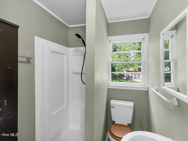 304 N B St — Photo 10