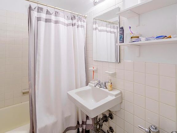 5th image of 140 E 56th St APT 12E