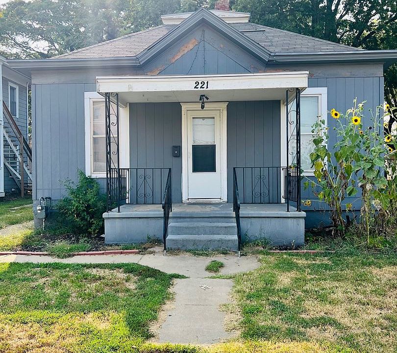 1st image of 221 N 10th St