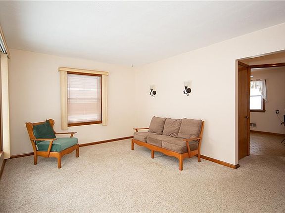 4th image of 6806 Traymore Ave