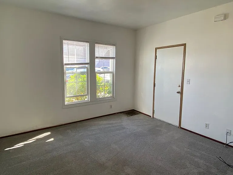 310 E Chestnut St — Photo 3