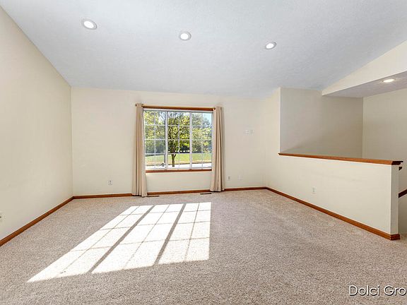3rd image of 2541 Richmond St NW
