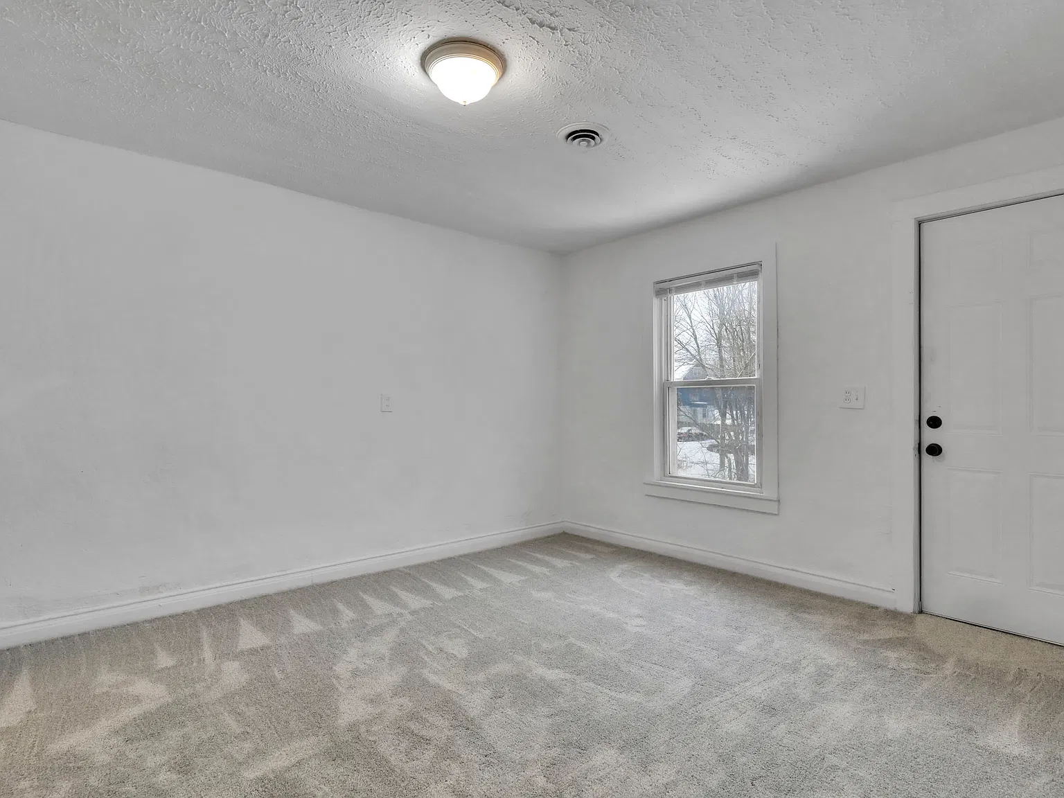 2 bed, 930 sqft, $1,050 — Photo 1