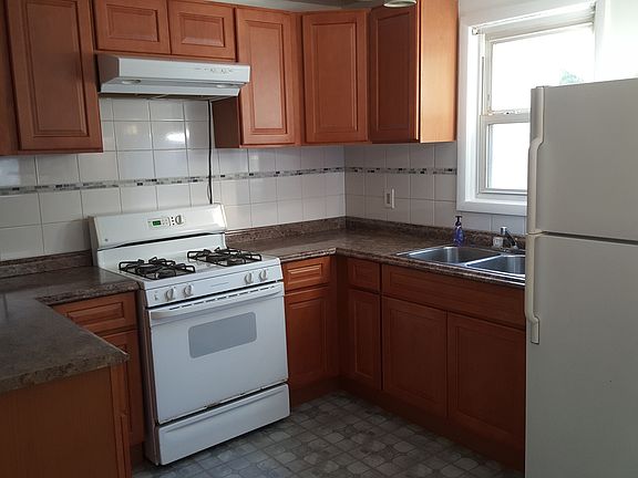 4th image of 304 Dayton St