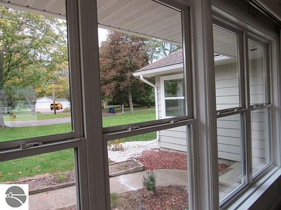 4th image of 221 Center Ln
